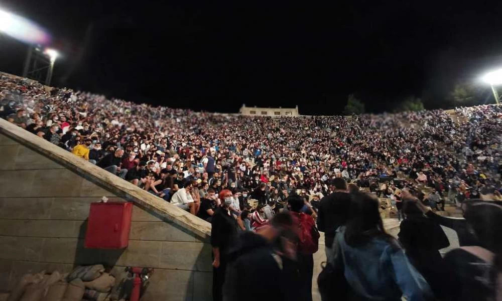 Κορονοϊός - Θεσσαλονίκη: "Περίπατο" τα μέτρα - Ο ένας πάνω στον άλλον σε θεατρική παράσταση